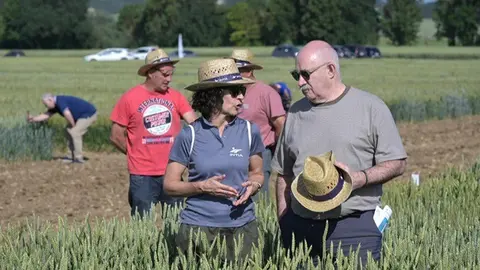 El consejero Aierdi, durante su visita, junto a la directora-gerente de INTIA, Natalia Bellostas.