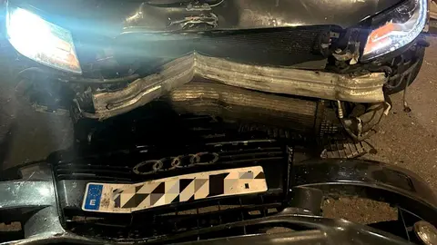 El turismo qued&oacute; sobre la acera tras un trompo y una salida de v&iacute;a en Avenida Zaragoza con da&ntilde;os en Tudela