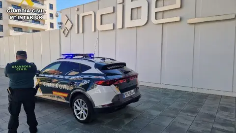 Un agente a las puertas de la sede del Incive