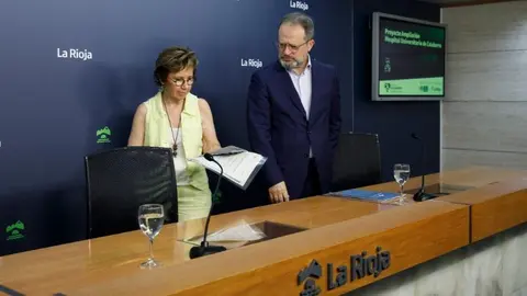 El gerente del Servicio Riojano de Salud, Luis &Aacute;ngel Gonz&aacute;lez, y la directora del Hospital de Calahorra, Patricia Mart&iacute;n