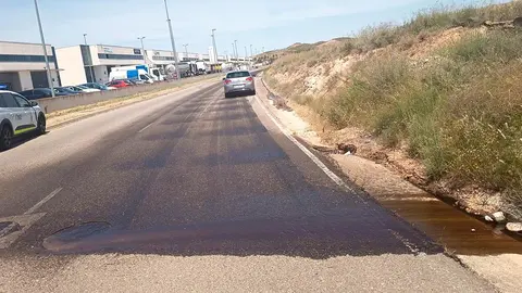 Vertido de unos 10.000 litros de sustancia aceitosa detectado en la red de saneamiento del pol&iacute;gono La Serna de Tudela, que oblig&oacute; a cortar el tr&aacute;fico y activar la intervenci&oacute;n de bomberos y Polic&iacute;a Local