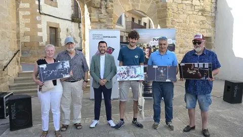 El director general Jes&uacute;s Mari Rodriguez posa con  los autores de las fotograf&iacute;as premiadas.