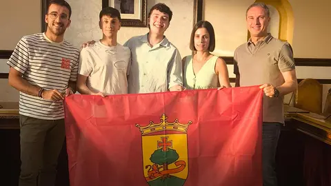 El Ayuntamiento de Cintru&eacute;nigo entrega la bandera de la villa al bailar&iacute;n cirbonero Luka Weigand Barroso antes de su viaje al Campeonato del Mundo de Hip Hop en Estados Unidos