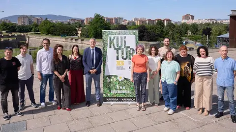 La consejera Esnaola, el director general de Cultura, Ignacio Apeztegu&iacute;a, el director del servicio de Acci&oacute;n Cultural, Lorenzo Garc&iacute;a, y la ilustradora Myriam Cameros, junto con otros participantes en la presentaci&oacute;n de la nueva edici&oacute;n