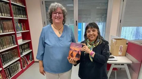 La escritora cirbonera M.&ordf; Carmen Navascu&eacute;s Capdevila junto con Ana, bibliotecaria de Cintru&eacute;nigo