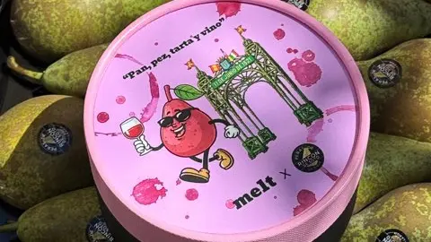 Peras al vino titno en tarta de queso