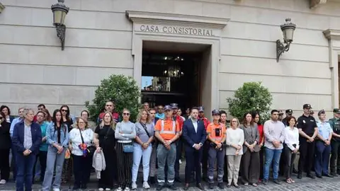 El Ayuntamiento de Tudela guarda un minuto de silencio en memoria de los cinco polic&iacute;as forales fallecidos en un accidente vial en Guip&uacute;zcoa