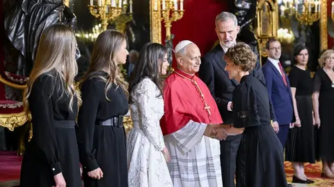 La presidenta del Gobierno de Navarra, Mar&iacute;a Chivite, estrecha la mano de Le&oacute;n XIV en presencia del Rey Felipe VI; la Reina Letizia; la Princesa Leonor; y la Infanta Sof&iacute;a .