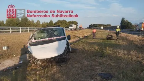 Dos heridos tras salirse su coche de la v&iacute;a en Murchante