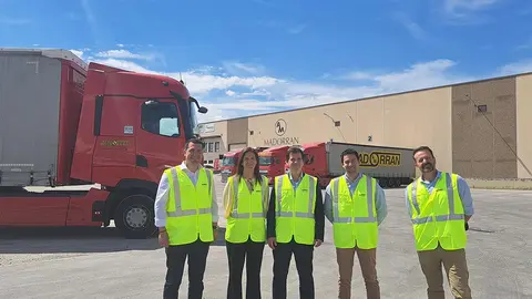 El consejero Irujo en el centro junto al equipo directivo de la empresa y el director general, I&ntilde;igo Arruti