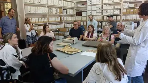 Medio centenar de personas descubre el Archivo Municipal de Tudela en visitas guiadas.