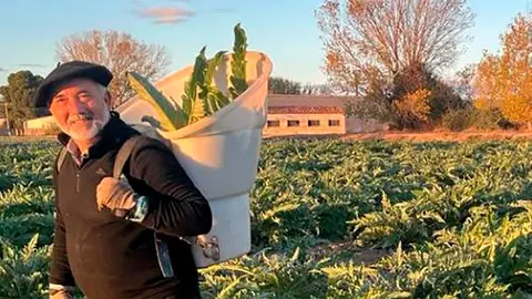Jes&uacute;s &Aacute;lava Sesma, en su huerta de Tudela, donde cultiva principalmente esp&aacute;rrago, alcachofa y br&oacute;coli