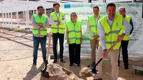 El alcalde de Tudela, Alejandro Toquero, durante el acto de colocaci&oacute;n de la primera piedra de las nuevas piscinas municipales de la Avenida Narangel