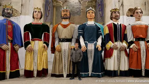 &Iacute;&ntilde;igo Castellano posa junto a los gigantes de Tudela, una tradici&oacute;n de la que forma parte desde su creaci&oacute;n en 1986