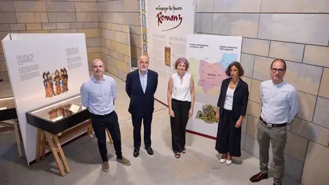 La consejera Esnaola inaugura una exposici&oacute;n sobre el romance navarro.