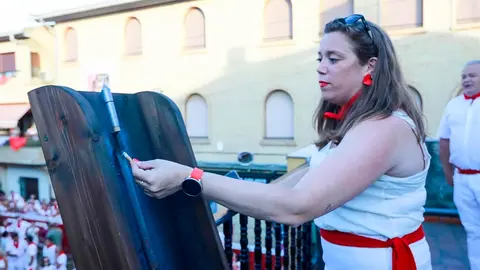Mar&iacute;a Preciado Cambra, concejala de festejos de Cadreita, durante el lanzamiento del cohete en el inicio de las fiestas de San Miguel en una edici&oacute;n anterior de las celebraciones locales