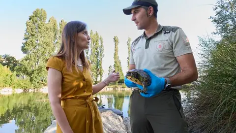 La directora general de Medio Ambiente, Ana Breta&ntilde;a, junto al t&eacute;cnico de Guarder&iacute;o de Medio Ambiente tras la demostraci&oacute;n de captura de gal&aacute;pagos en el lago de Mendillorri