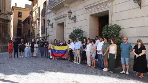 Minuto de silencio a las puertas del Ayuntamiento de Tudela en solidaridad con las v&iacute;ctimas de los terremotos de Venezuela.
