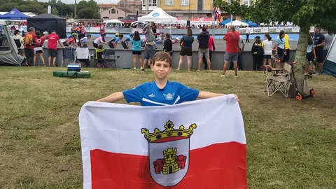 David Magall&oacute;n con la bandera de Ablitas