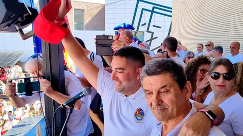 Tirso Calvo con el lanzador del cohete del año pasado