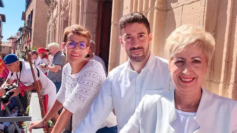 Yolanda Gonz&aacute;lez Garc&iacute;a, junto a otros representantes institucionales, durante el cohete de las fiestas de Viana del pasado a&ntilde;o