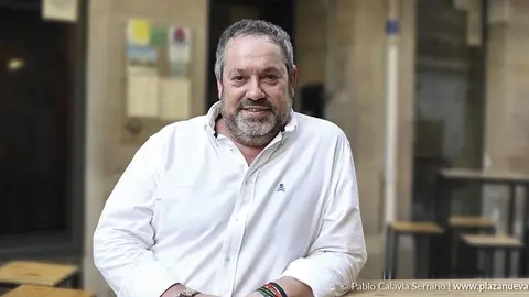Marcos Milagro Miramón frente a su bar La Catedral