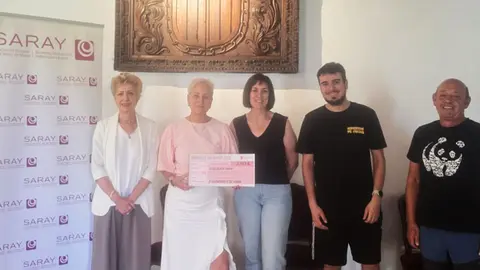 Entrega del cheque a la Asociaci&oacute;n Saray