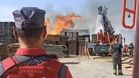 El fuego se declar&oacute; sobre las 18h y afect&oacute; gravemente a la empresa