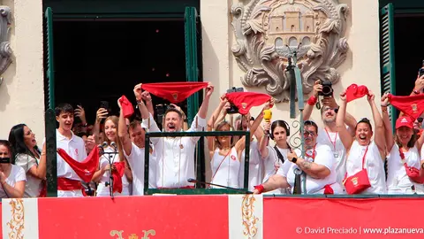 Miles de personas han acompa&ntilde;ado el lanzamiento del cohete que ha inaugurado Santa Ana 2026