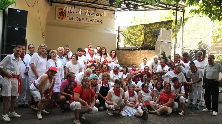 Todos los a&ntilde;os, la Pe&ntilde;a Beterri organiza un almuerzo con usuarios y voluntarios de ANFAS en el que todos disfrutan de un momento muy especial durante las fiestas
