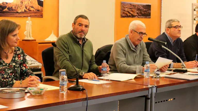 Mesa con los miembros de la junta en la asamblea de la Comunidad de Bardenas en la que Jos&eacute; Mar&iacute;a Agramonte (segundo por la izquierda) sali&oacute; elegido presidente en diciembre de 2016.