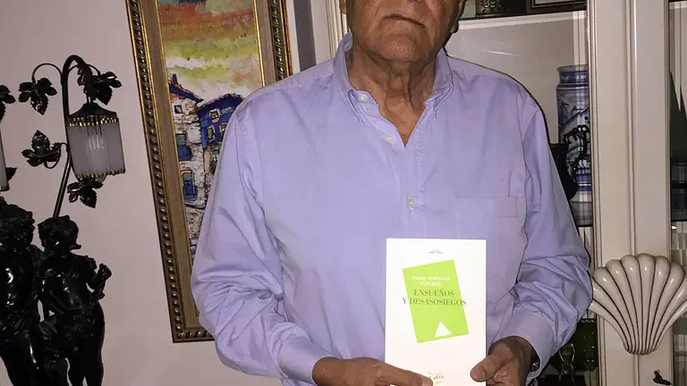 7 &Aacute;ngel Cornago con su libro Ensue&ntilde;os y desasosiegos 1209