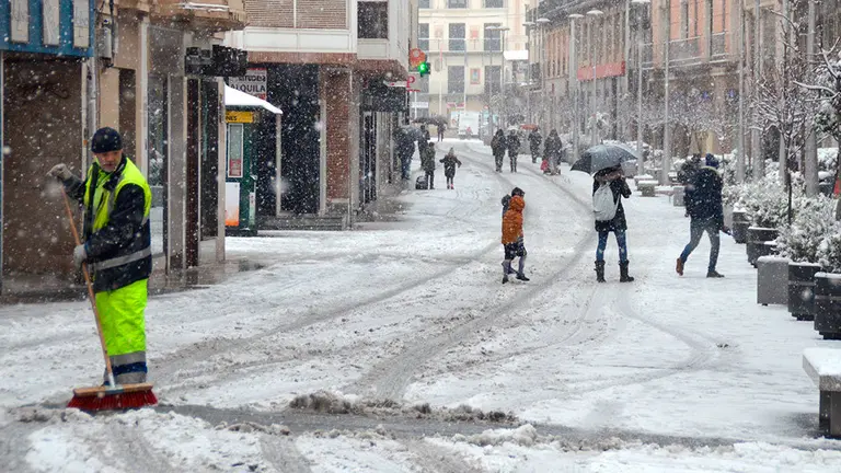 Un miembro de la brigada retira nieve en Tudela