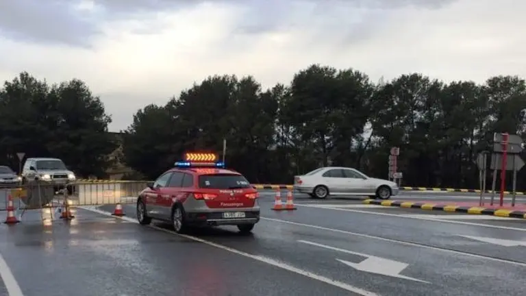 La N121 ha tenido que cortarse entre Caparroso y los Abetos