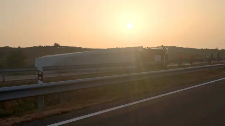 El cami&oacute;n accidentado en la AP-68
