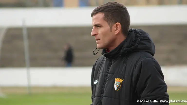 &Iacute;&ntilde;igo Valencia dirigiendo al C.D. Tudelano durante un partido de la temporada pasada en el que se enfrentaron a Osasuna Promesas