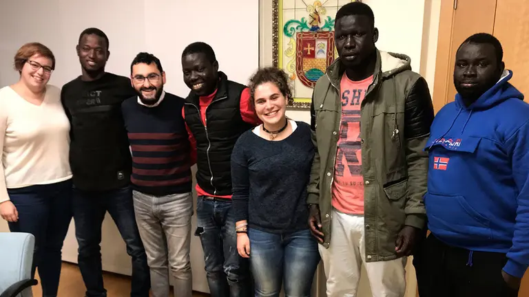 Elena Sancho, Presidenta de la Comisi&oacute;n de Bienestar Social, Salud P&uacute;blica, Integraci&oacute;n e Igualdad; Jes&uacute;s Mar&iacute; Oses, Alcalde de Ribaforada; Marta Rodriguez, T&eacute;cnica de intervenci&oacute;n Comunitaria de la Consutora InPactos, y representantes de la Comunidad Senegalesa de Ribaforada en un encuentro preparatorio del LipDup