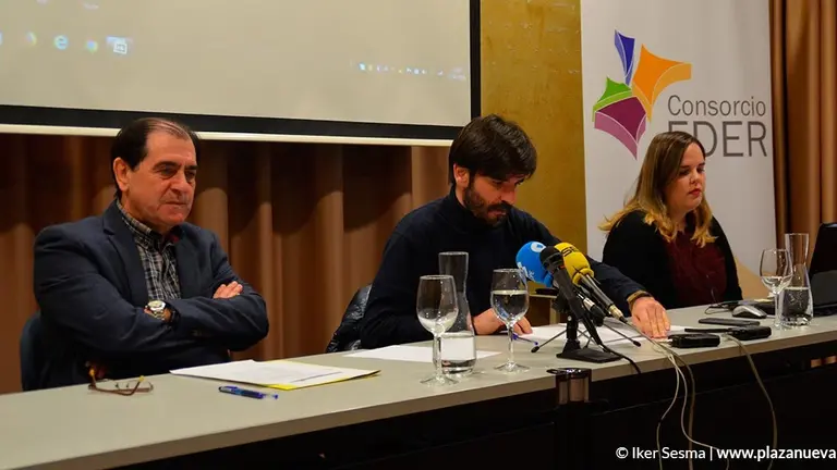 Momento de la presentaci&oacute;n de los tres logos finalistas