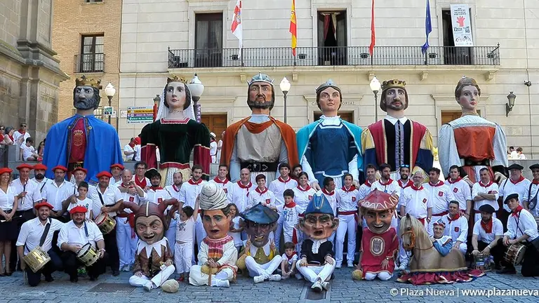 Comparsa de Gigantes - Integrantes de la comparsa, junto a sus inseparables gaiteros y txistularis