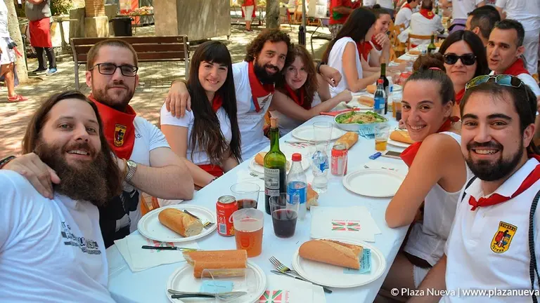 Pe&ntilde;as - La Gorrinasada, una de las &uacute;ltimas comidas fiesteras, cortes&iacute;a de la Andatu