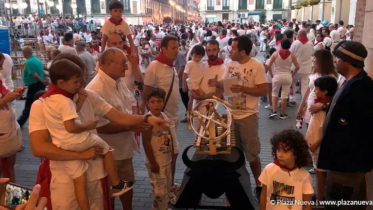 Preparativos del toro de fuego en las pasadas fiestas de Santa Ana