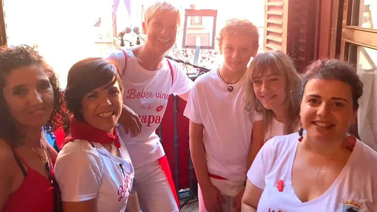 Adela Fern&aacute;ndez (segunda izda.) junto a sus amigas
