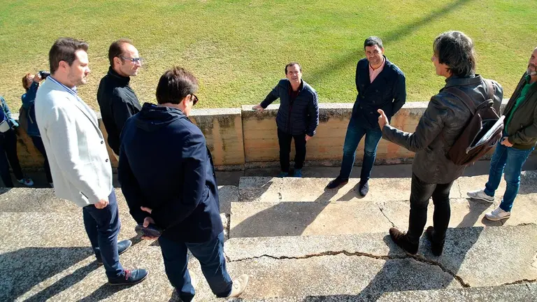 El terreno ha provocado que tanto la grada como el murete del campo se hayan movido