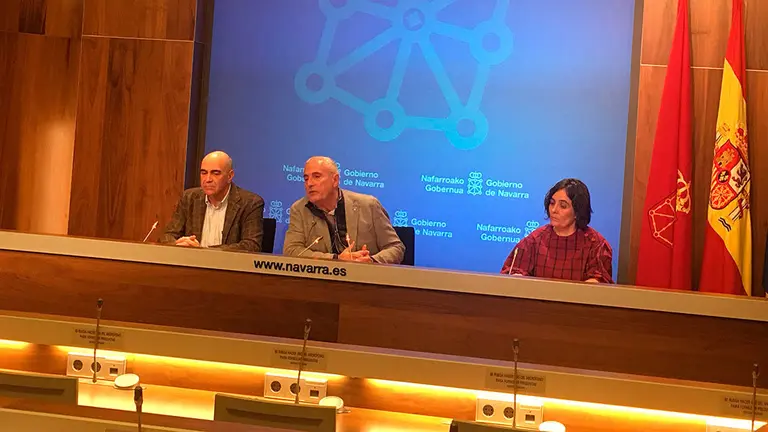 el gerente de Atenci&oacute;n Primaria, Manuel Carpintero; el director general de Salud, Carlos Artundo; y la jefa del  Servicio de Cuidados Asistenciales y Atenci&oacute;n Domiciliaria, Ana Ariztegui presentando el balance de la situaci&oacute;n de la gripe
