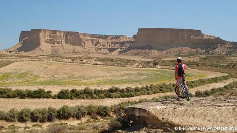 Un joven ciclista disfruta del entorno de las Bardenas