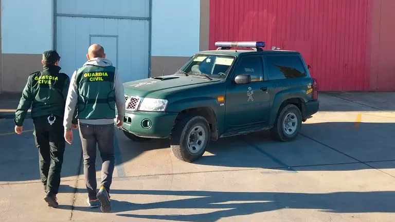 Agente de la Guardia Civil durante las investigaciones