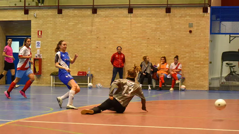 Izaskun Jim&eacute;nez consigue batir a Olaia Martinez de Irujo, portera local