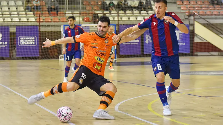 Joao Miguel dispara a porter&iacute;a ante la presencia de Maxi Rescia