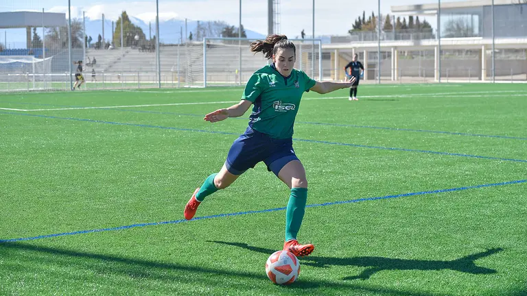 Virginia del Rio lanza un contragolpe del equipo del CD Lourdes