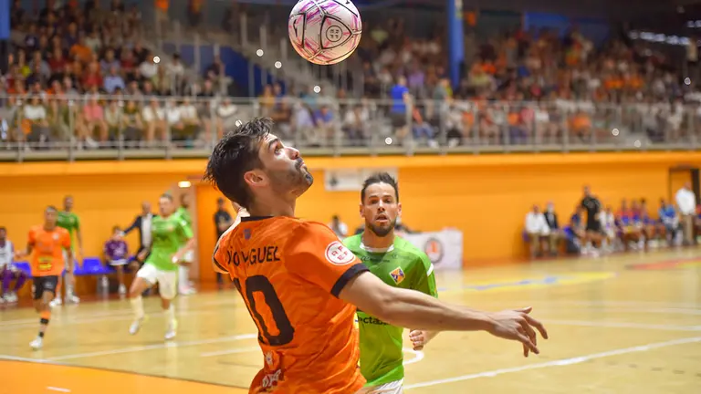 Joao Miguel protege un bal&oacute;n ante la mirada de Marlon